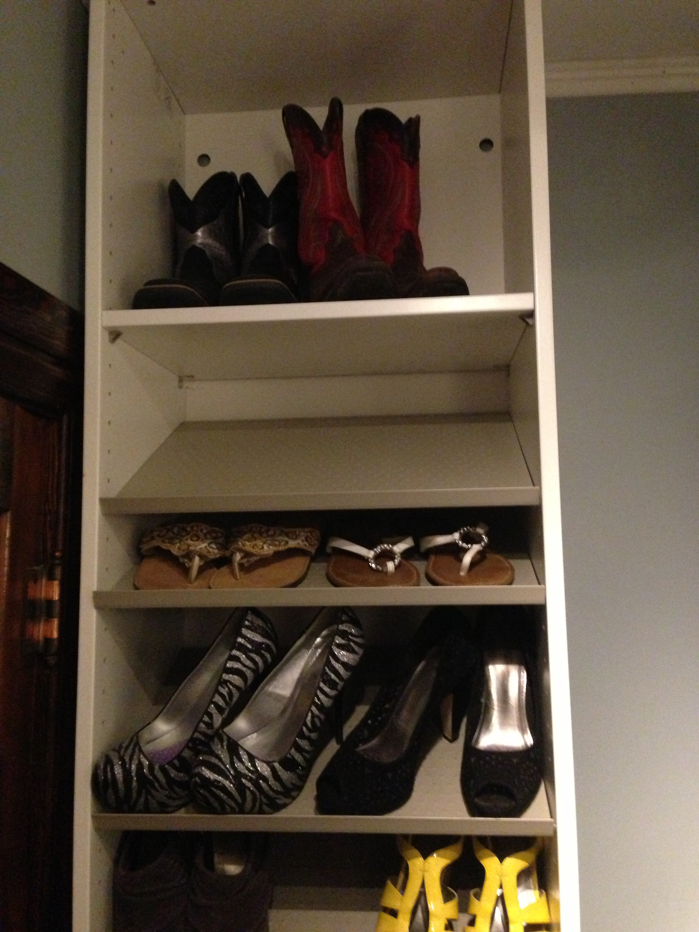 OH my, look at this shoe shelf?!  Everyone should be jealous. 